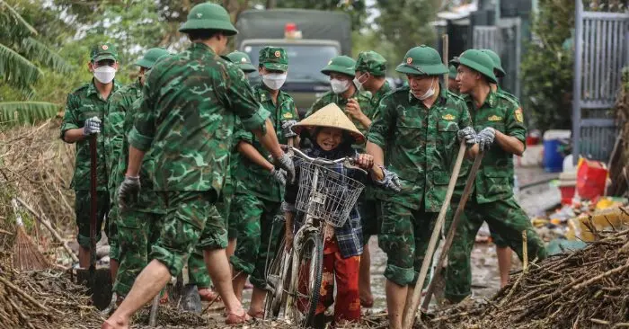 Nước rút rồi: Bộ đội giúp người dân vùng rốn lũ Hòa Xuân