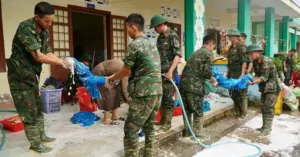 Các chiến sĩ Sư đoàn 315, Quân khu 5 dọn dẹp tại Trường mầm non Hòa Thịnh(xã Hòa Thịnh, Đắk Lắk) (Ảnh: Chụp màn hình Thanh Niên)