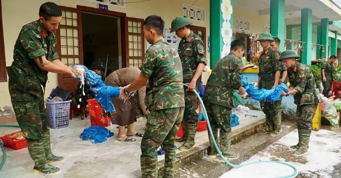 Các chiến sĩ Sư đoàn 315, Quân khu 5 dọn dẹp tại Trường mầm non Hòa Thịnh(xã Hòa Thịnh, Đắk Lắk) (Ảnh: Chụp màn hình Thanh Niên)