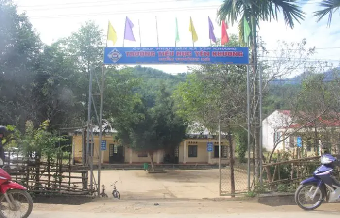 Chung tay dựng trường: Hiện nay, toàn bộ học sinh Trường Tiểu học Yên Khương được di chuyển đến học tạm tại điểm lẻ thôn Mè 