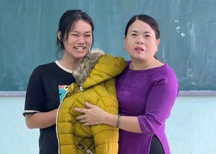 Học sinh vùng lũ trở lại trường: Học sinh Trường THPT Lê Lợi (xã Đồng Xuân, Đắk Lắk) không có đồng phục do bị lũ cuốn trôi 