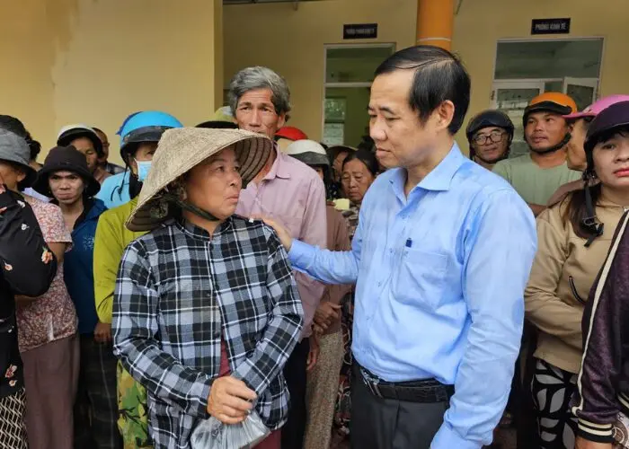 Nước rút rồi: Ông Nguyễn Thái Học, Phó bí thư Đảng ủy MTTQ, động viên người dân xã Tuy An Đông
