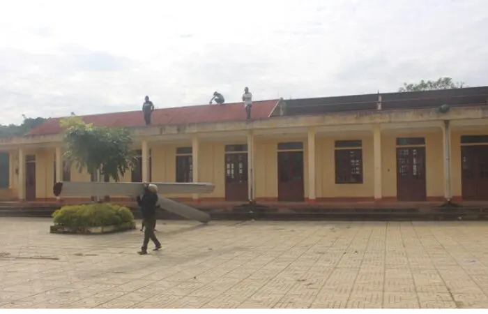 Tại Trường Tiểu học Yên Khương, nhà thầu đang chuẩn bị mặt bằng cho việc xây dựng trường mới 