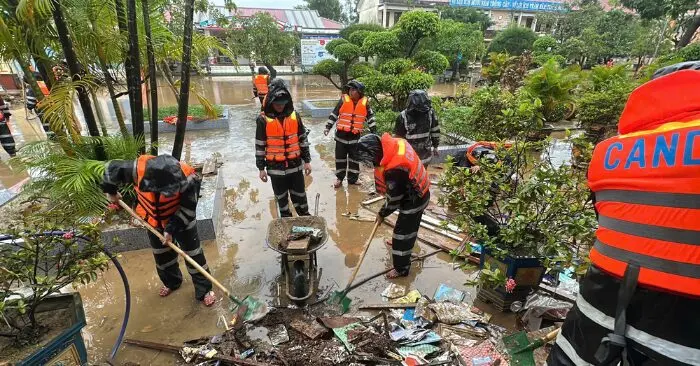 Tiểu đoàn 2, Trung đoàn Cảnh sát cơ động Tây nguyên, giúp người dân xã Hòa Thịnh dọn dẹp bùn đất