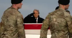 Tổng thống Donald Trump giơ tay chào khi thi thể binh sĩ Mỹ thiệt mạng tại Syria được đưa về nước (Ảnh chụp màn hình/Tin Tức).