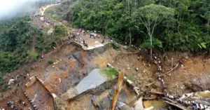 ây cầu bị phá hủy trong lũ lụt do mưa lớn tại Aceh, Indonesia ngày 9/12/2025