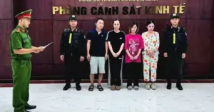 Nước hoa giả: 4 người bị bắt vì bán 10.000 chai trên mạng