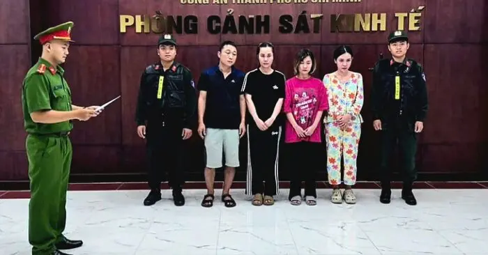 Nước hoa giả: 4 người bị bắt vì bán 10.000 chai trên mạng