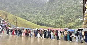 Du lịch Ninh Bình khách xếp hàng dài vào Thung Ui