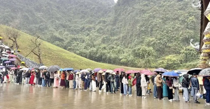 Du lịch Ninh Bình khách xếp hàng dài vào Thung Ui