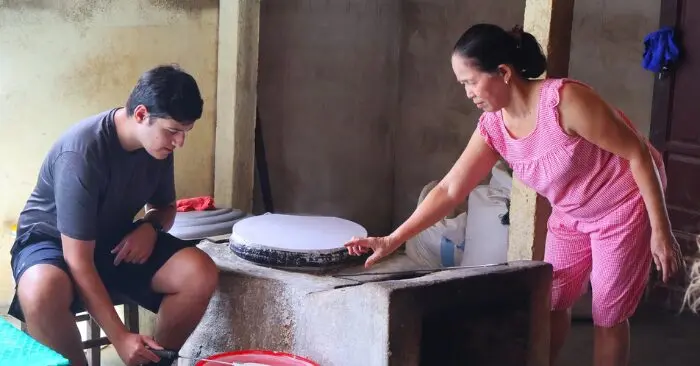Du khách Tây mê mẩn lò mì Quảng dùng vỏ trấu