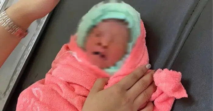 bé sơ sinh bị bỏ rơi trong rẫy sầu riêng