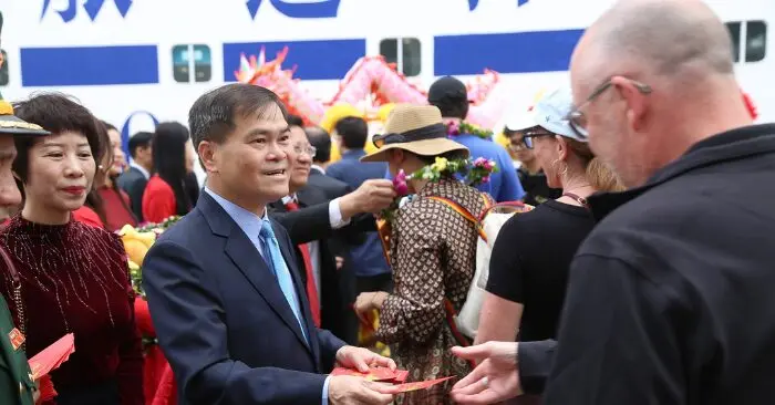 siêu du thuyền xông đất vịnh Hạ Long