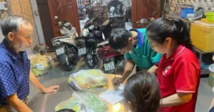công nhân nghèo đón Tết xa nhà