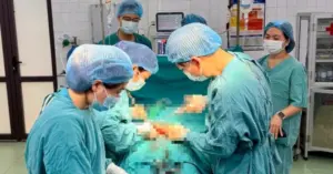 : Hai nữ điều dưỡng hiến máu