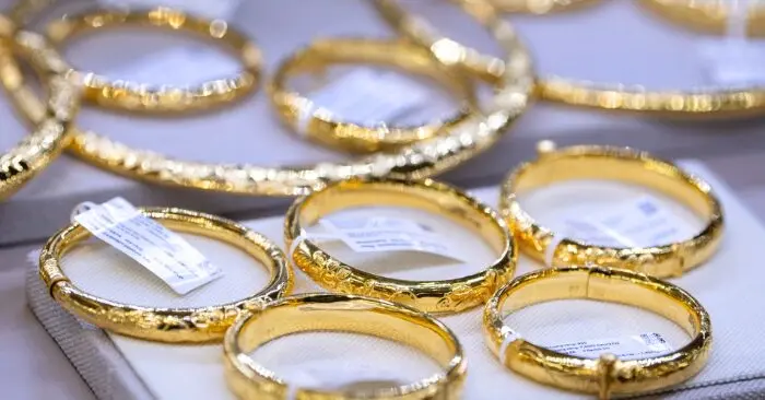 Giá vàng giảm mạnh tuần thứ hai liên tiếp do áp lực từ USD
