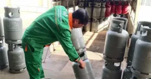 Giá gas bán lẻ tăng mạnh tới 80.000 đồng một bình