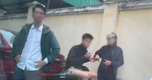 Xô xát trước cổng trường: Bố nữ sinh bị hành hung khi ngăn con yêu sớm