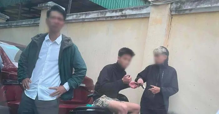 Xô xát trước cổng trường: Bố nữ sinh bị hành hung khi ngăn con yêu sớm