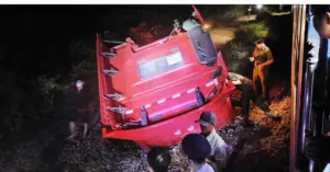 Vụ tàu hỏa đâm xe đầu kéo: Khởi tố tài xế lái xe vượt rào