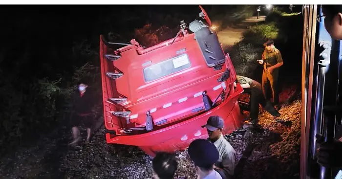 Vụ tàu hỏa đâm xe đầu kéo: Khởi tố tài xế lái xe vượt rào