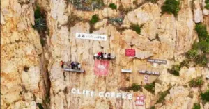 Quán cà phê vách đá Gushi Cliff bán ly nước giá 1,5 triệu đồng