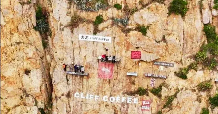 Quán cà phê vách đá Gushi Cliff bán ly nước giá 1,5 triệu đồng