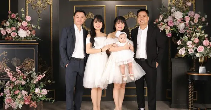 hai gia đình chị em song sinh sống chung