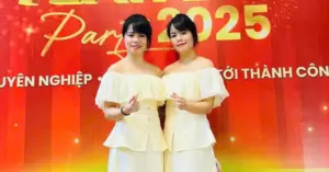 hai gia đình chị em song sinh sống chung