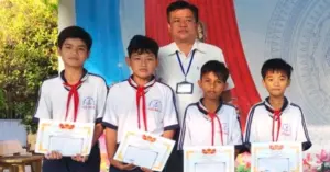 trả lại điện thoại nhặt được