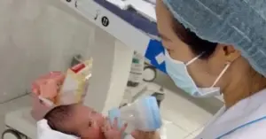 bé gái bị vùi lấp trong vườn cao su