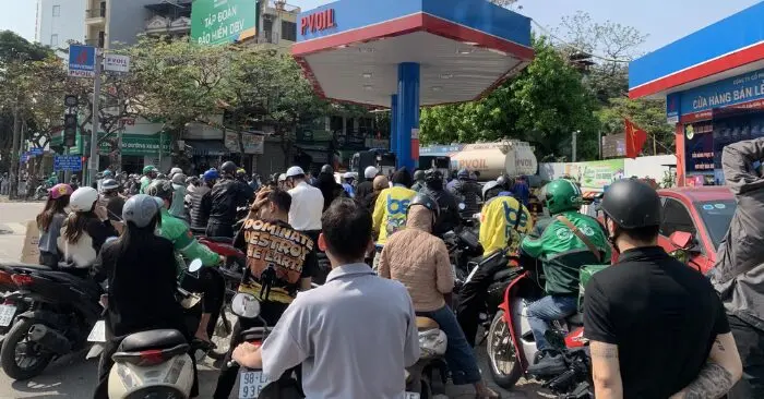 Giá xăng tăng cao khiến chi phí sinh hoạt leo thang