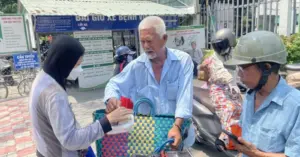 trả ơn đời bằng cơm miễn phí
