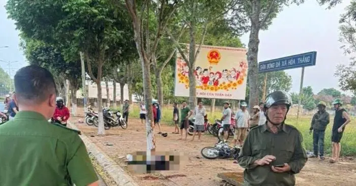 Xe máy tông vào gốc cây