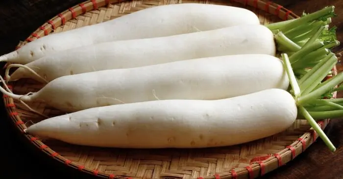 Củ cải trắng có tính mát, giúp hỗ trợ tiêu hóa và mang lại cảm giác nhẹ nhàng cho cơ thể. (Ảnh: Chụp màn hình báo VnExpress)