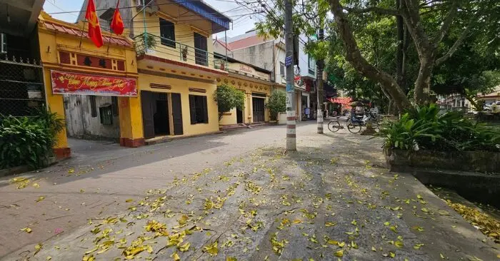 Thảm nhựa đường làng Hành Thiện: Nên giữ gạch hay thay nhựa?