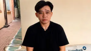 Nữ quái giả nam vào tiệm vàng cướp giật tài sản ở TPHCM nhưng màn cải trang bất thành. Xem diễn biến vụ việc
