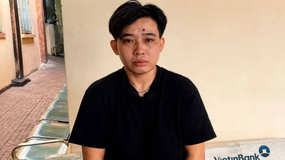 Nữ quái giả nam vào tiệm vàng cướp giật tài sản ở TPHCM nhưng màn cải trang bất thành. Xem diễn biến vụ việc