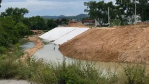 Kè chống sạt lở Khe Chậm tăng tốc thi công trước mùa lũ tiểu mãn, nỗ lực hoàn thành các hạng mục trọng điểm đúng tiến độ.