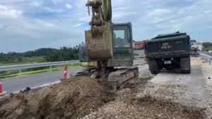 Cầu vượt đường sắt Quốc lộ 45 ở Thanh Hóa sụt lún, bong tróc chỉ sau vài tháng đưa vào sử dụng. Xem nguyên nhân và diễn biến vụ việc.