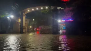 Hà Nội mưa to khiến nhiều tuyến phố ngập sâu, giao thông bị ảnh hưởng. Cập nhật tình hình ngập lụt và cảnh báo mới nhất.