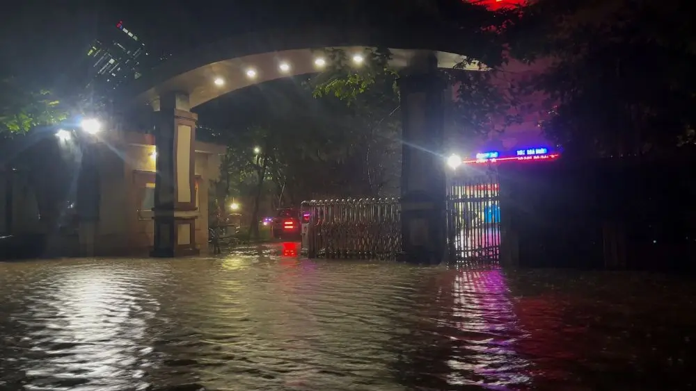 Hà Nội mưa to khiến nhiều tuyến phố ngập sâu, giao thông bị ảnh hưởng. Cập nhật tình hình ngập lụt và cảnh báo mới nhất.