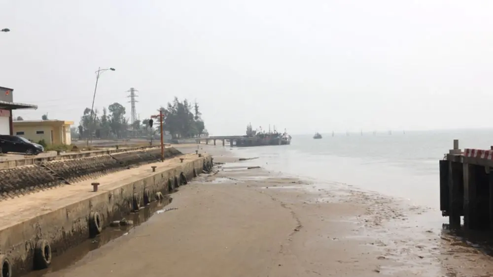 Luồng lạch bồi lắng khiến tàu công suất lớn khó ra vào, ảnh hưởng hoạt động tại cảng cá trăm tỷ. Xem chi tiết nguyên nhân và hệ lụy