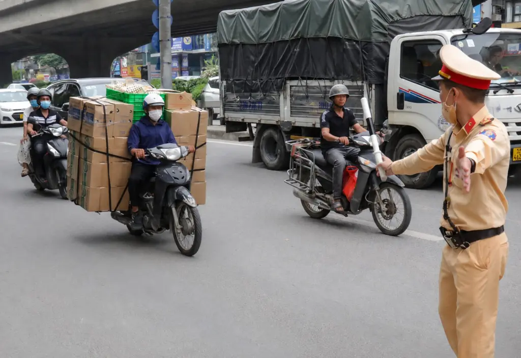 CSGT Hà Nội xử lý nhiều trường hợp chở hàng cồng kềnh trên xe máy, tiềm ẩn nguy cơ tai nạn giao thông nghiêm trọng.