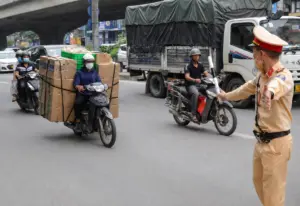 CSGT Hà Nội xử lý nhiều trường hợp chở hàng cồng kềnh trên xe máy, tiềm ẩn nguy cơ tai nạn giao thông nghiêm trọng.