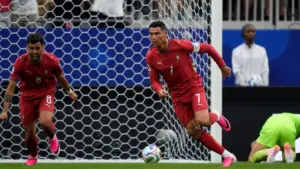 Cristiano Ronaldo vượt Messi, lập kỷ lục ghi 10 bàn qua 6 kỳ World Cup, khẳng định vị thế huyền thoại bóng đá thế giới.