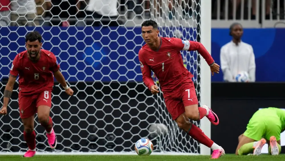 Cristiano Ronaldo vượt Messi, lập kỷ lục ghi 10 bàn qua 6 kỳ World Cup, khẳng định vị thế huyền thoại bóng đá thế giới.