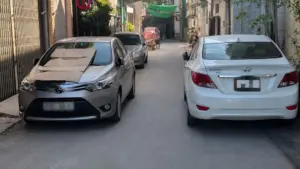 Chủ nhà bị phạt 2,5 triệu đồng vì đỗ ôtô chắn lối đi trong ngõ nhỏ. Vụ việc thu hút nhiều ý kiến về ý thức dừng đỗ xe.