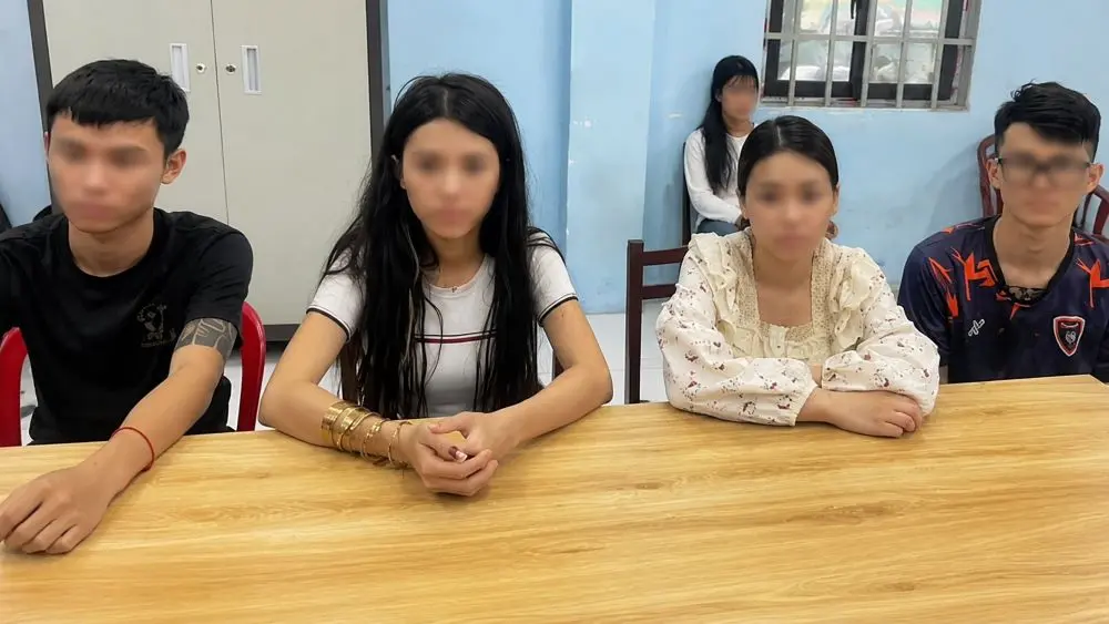 Công an TPHCM làm việc với 4 thanh thiếu niên liên quan vụ chặn đầu, đập vỡ kính xe tải do mâu thuẫn giao thông.