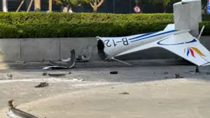 Máy bay nhỏ đâm vào tòa nhà cao nhất Bắc Kinh khiến phi công thiệt mạng, 13 người bị thương. Xem diễn biến và hình ảnh hiện trường.